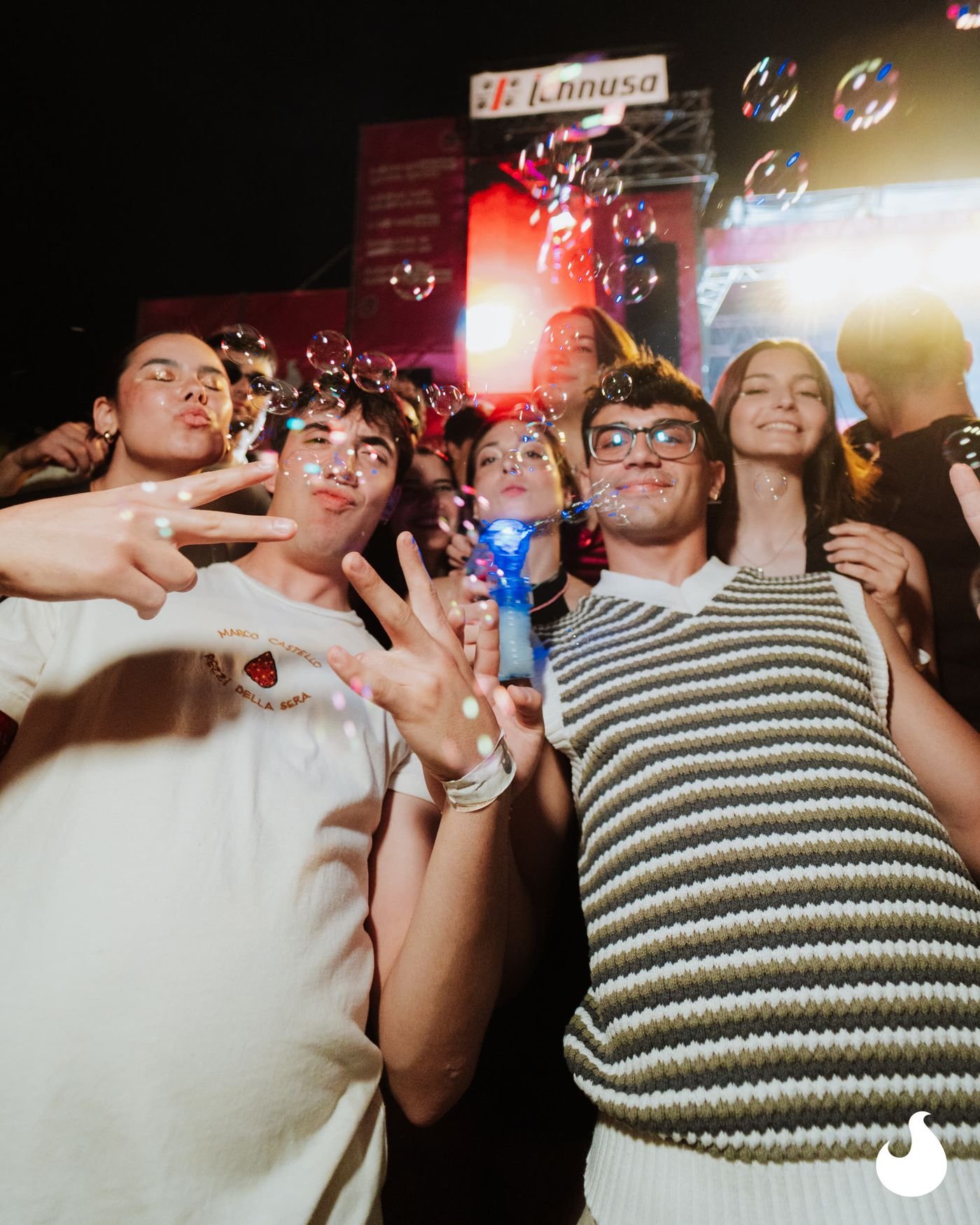 Un gruppo di ragazzi che ride davanti al palco di giorno.