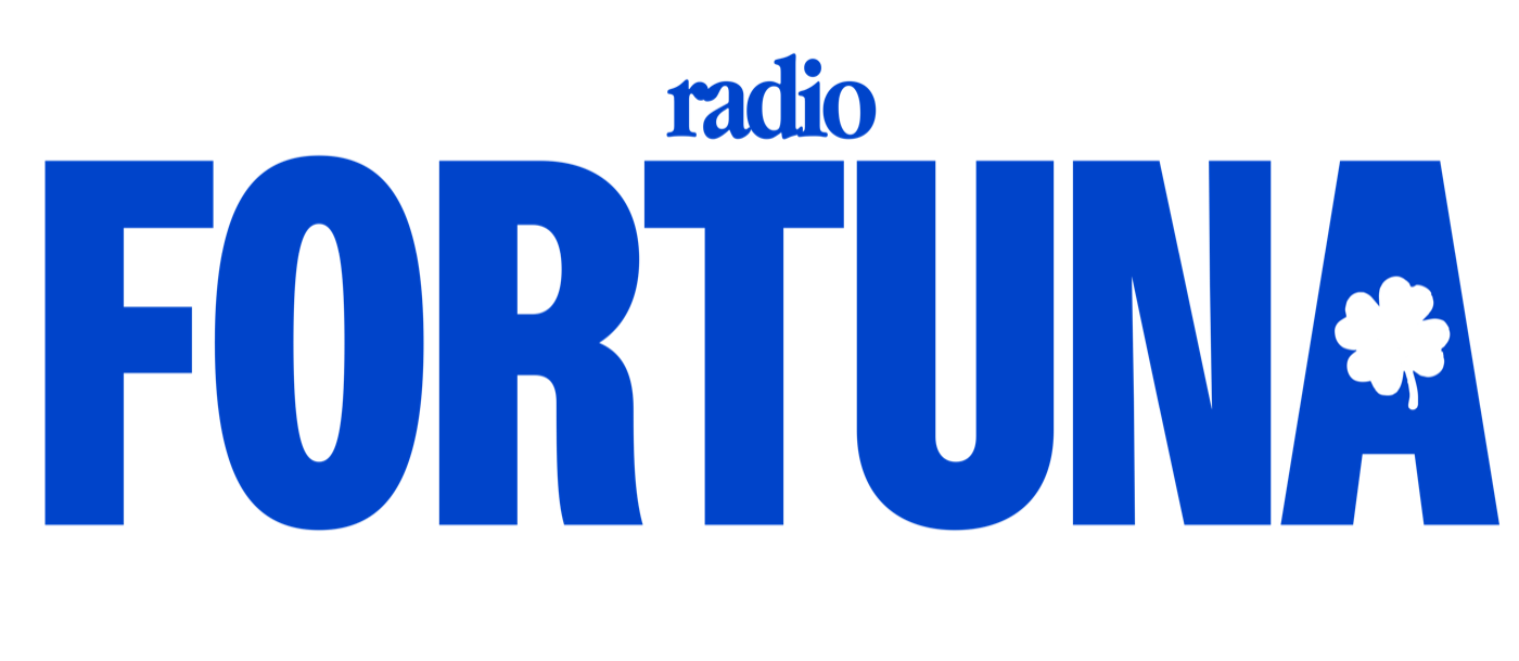 Il logotipo: la parola FORTUNA in una condensata pesantissima blu, con radio in corsivo piccolo sopra e un quadrifoglio bianco dentro la A.