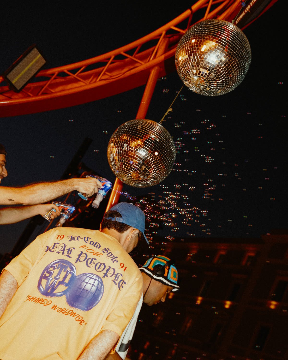Le palle da discoteca appese sopra la consolle, di sera.