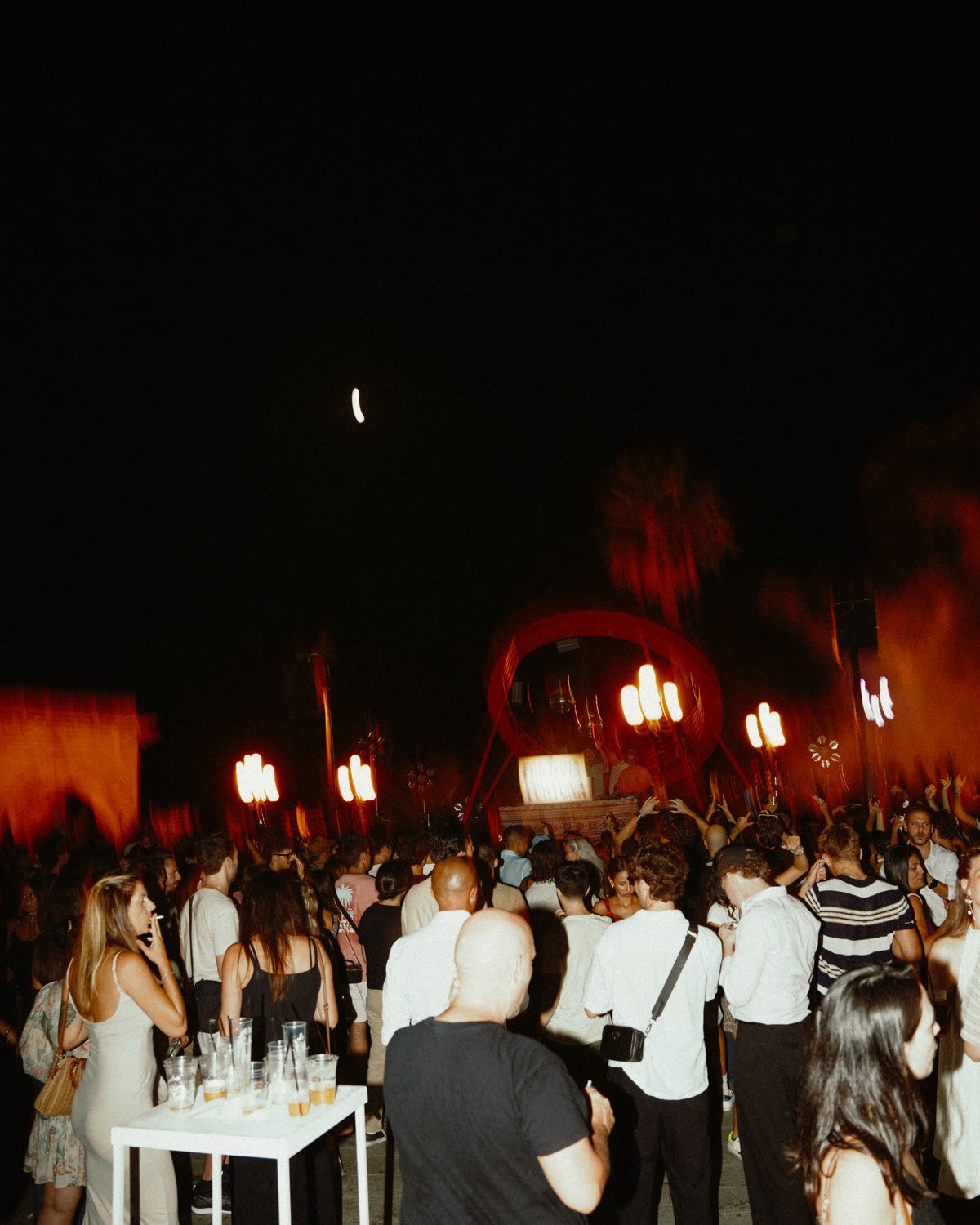 Il Bastione di notte, la gente davanti alle fiaccole.