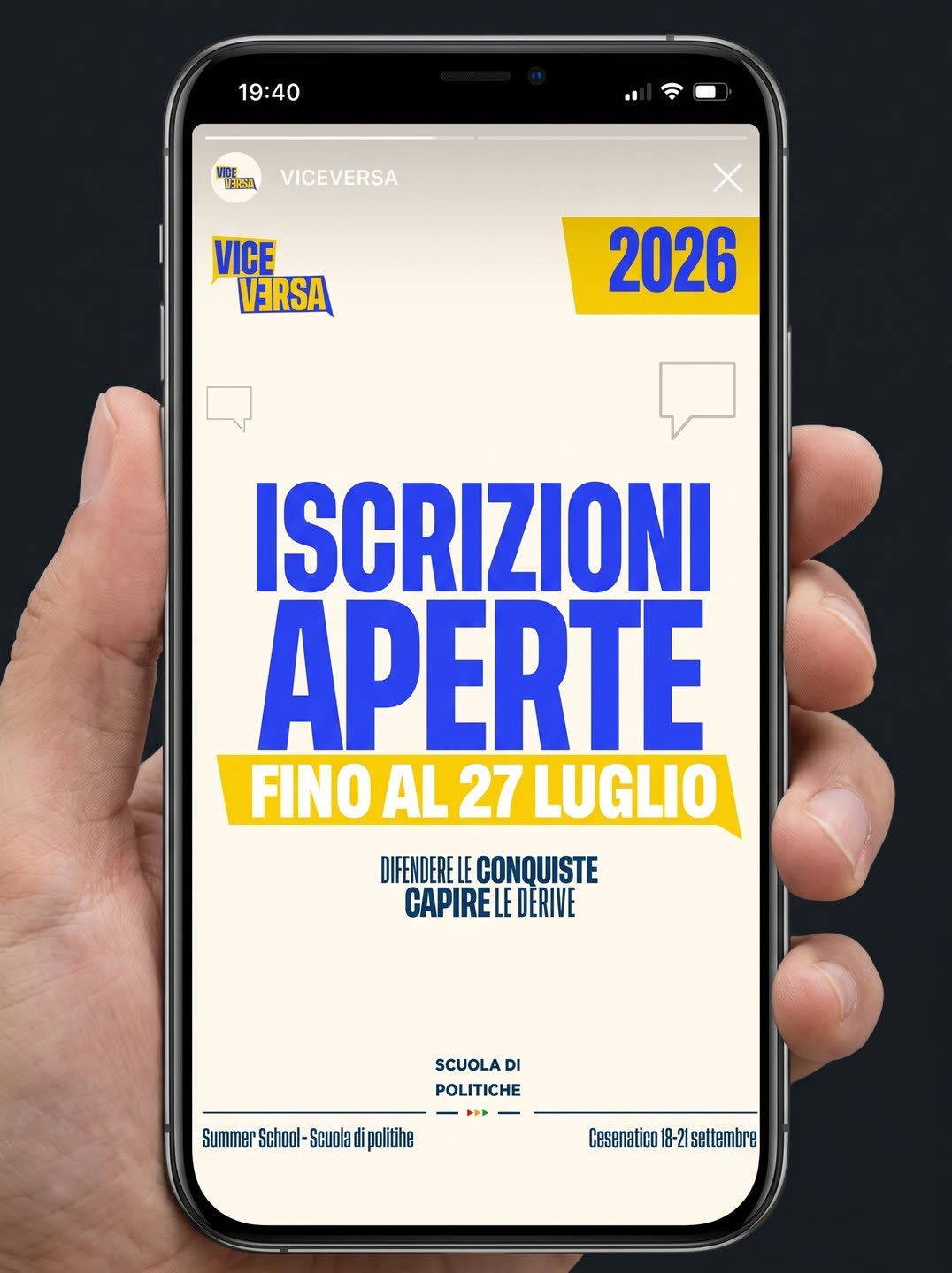 Un telefono mostra il post &laquo;Iscrizioni aperte fino al 27 luglio&raquo; con il marchio Viceversa.