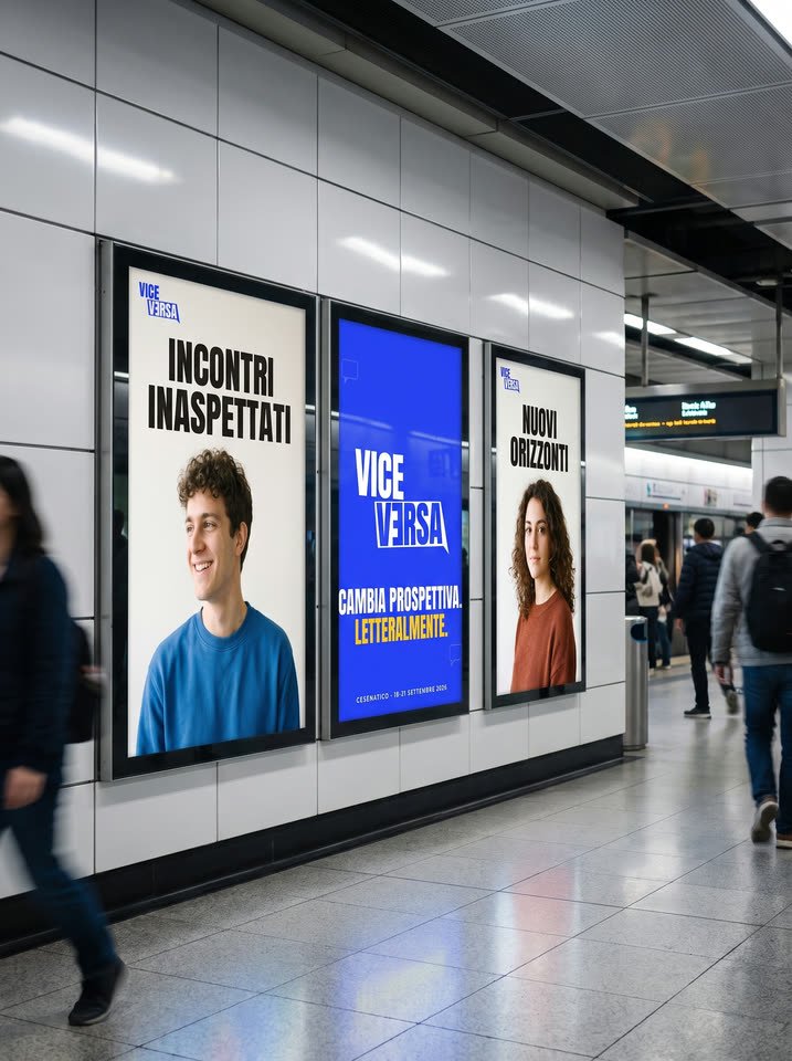Tre pannelli in una stazione: due ritratti e il marchio, con la frase &laquo;cambia prospettiva, letteralmente&raquo;.