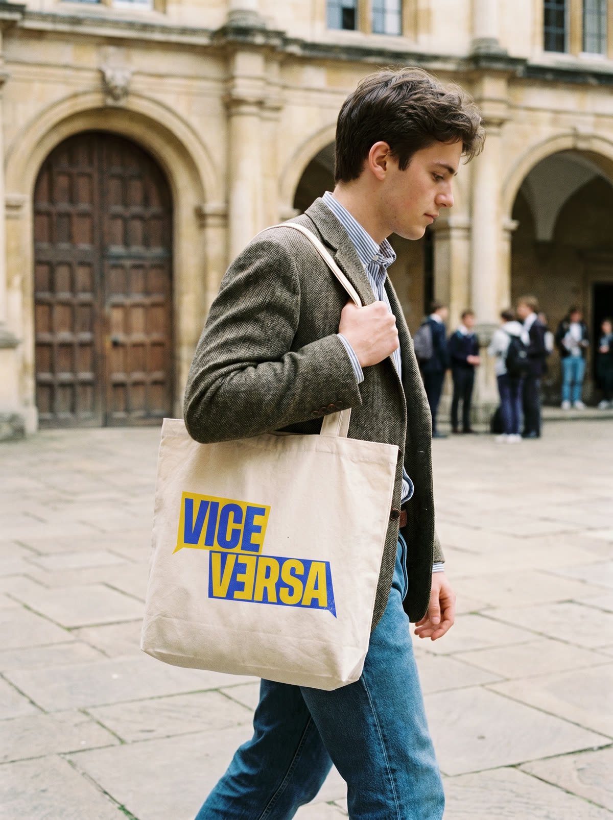 Una persona porta a tracolla la tote bag con il marchio Viceversa.
